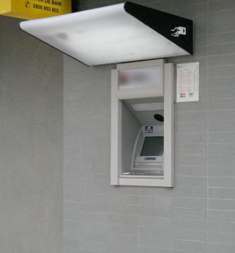 Hoţii au vandalizat un bancomat din zona Casei de Cultură